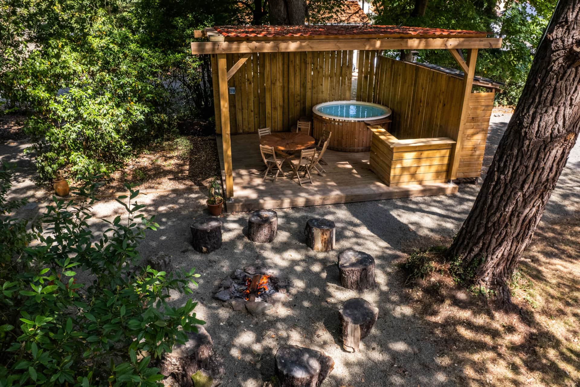 Vue extérieure du manoir avec son parc verdoyant